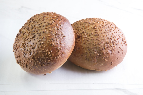לחמניית המבורגר עם שומשום מחיטה מלאה